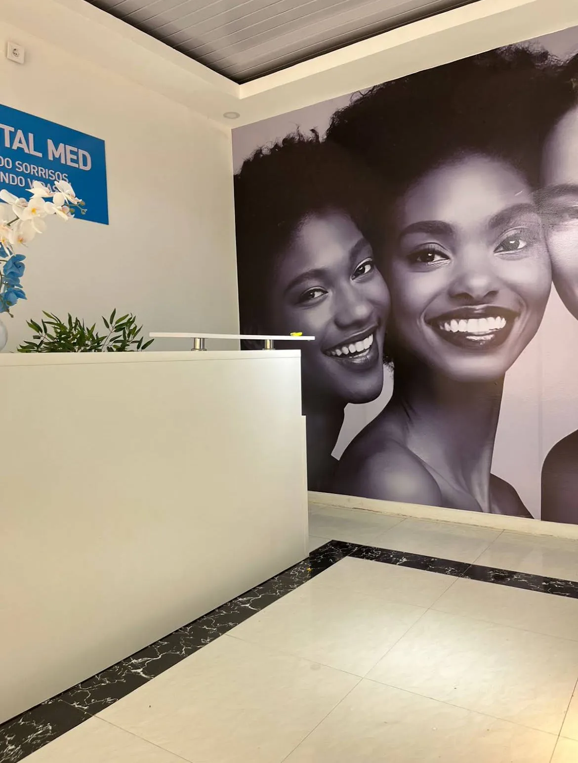 Receção da clínica Dental Med, no Centro da Cidade de Malanje