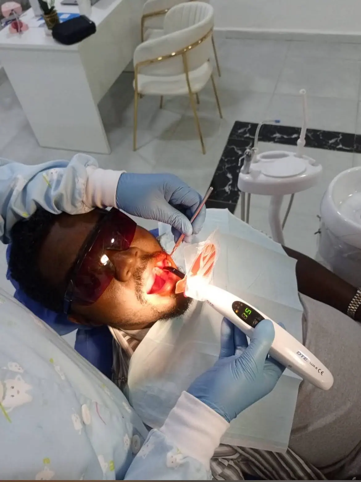 Procedimento dentário realizado na Clínica Dental Med